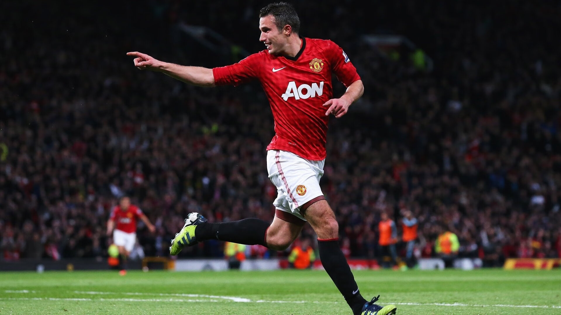 绝境球门与街头油门，当罗马鏖战至终章，哈弗茨在F1弯道演绎跨界狂想