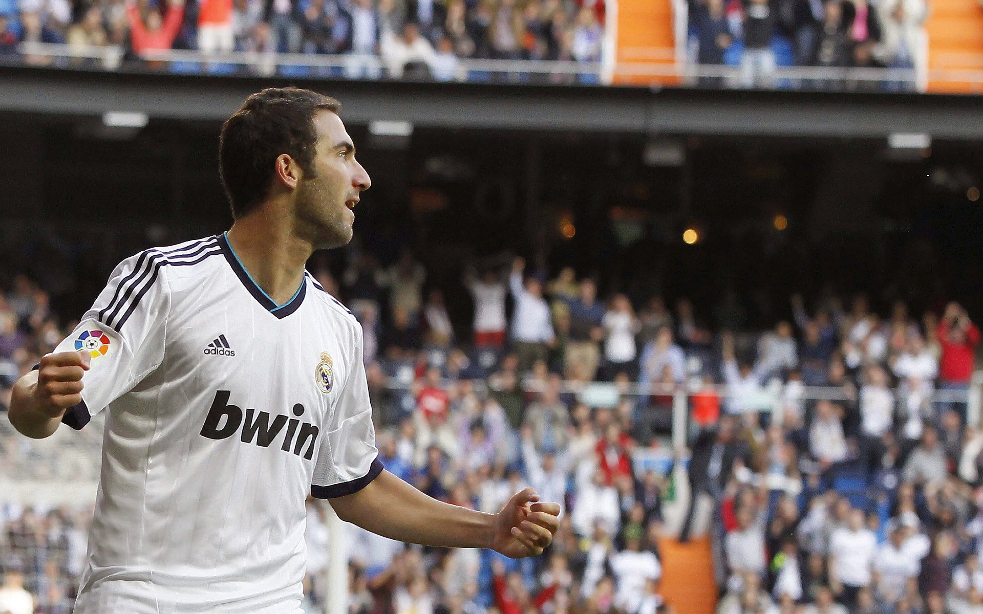 意式闪电撕裂非洲雄鹰!基耶萨两射一传导演马竞完胜,西蒙尼找到新王牌?